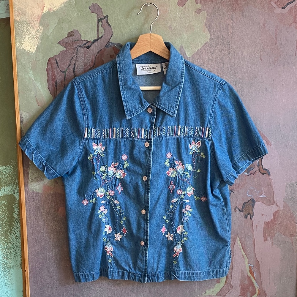 Vintage Embroidered Cotton Denim Short Sleeve Shirt size Medium
